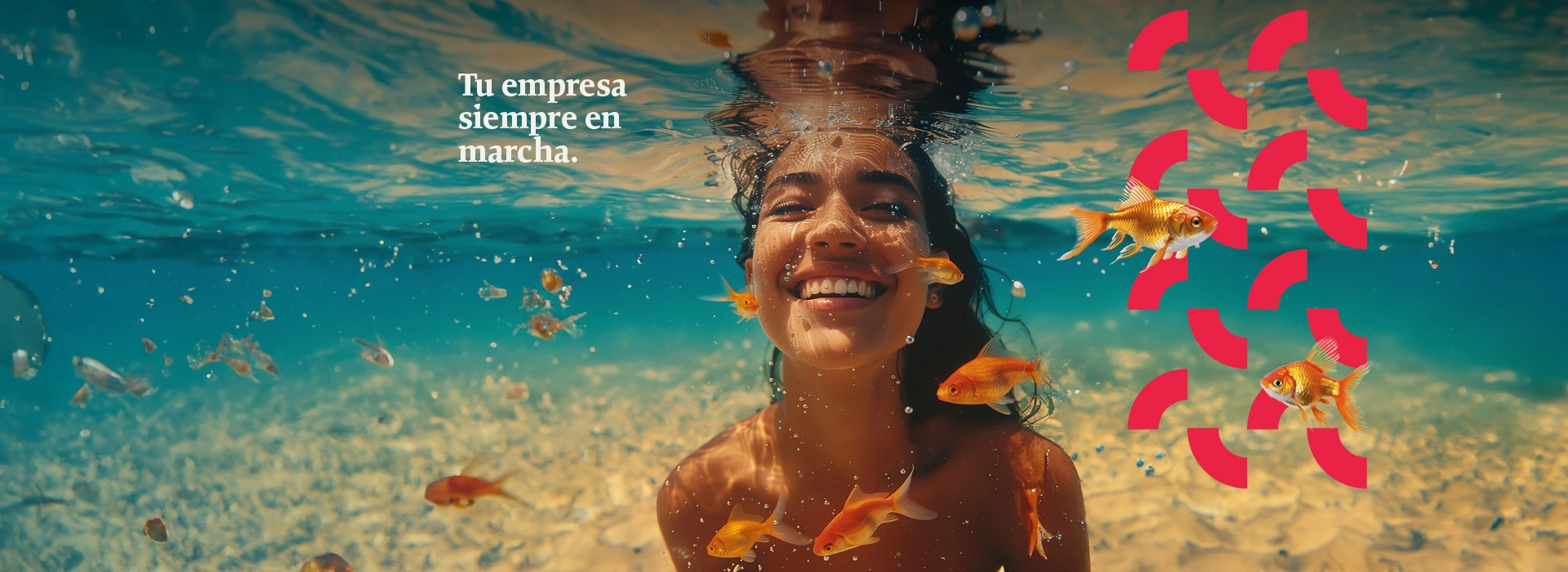 Chica sonriendo bajo el agua