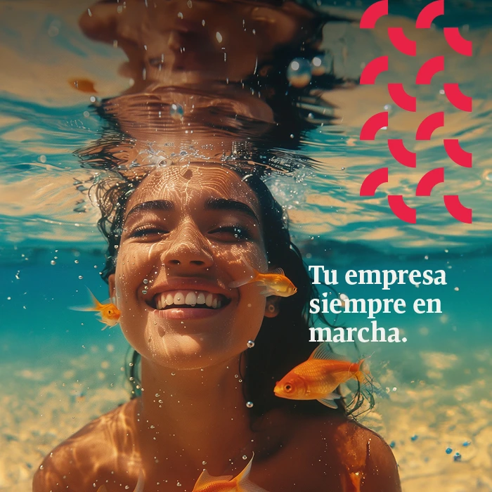 Chica sonriendo bajo el agua