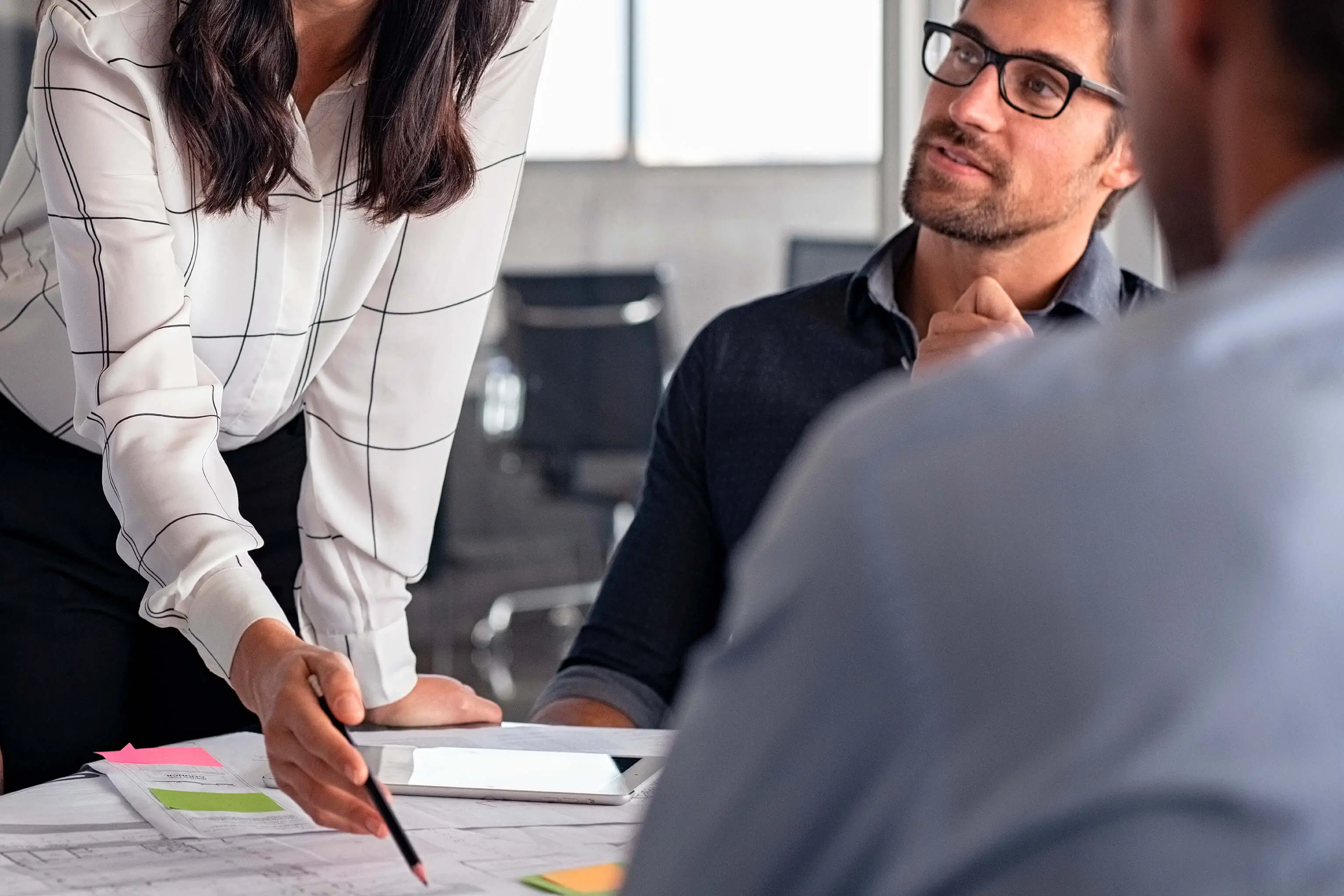 Personas en sala de reunión hablando