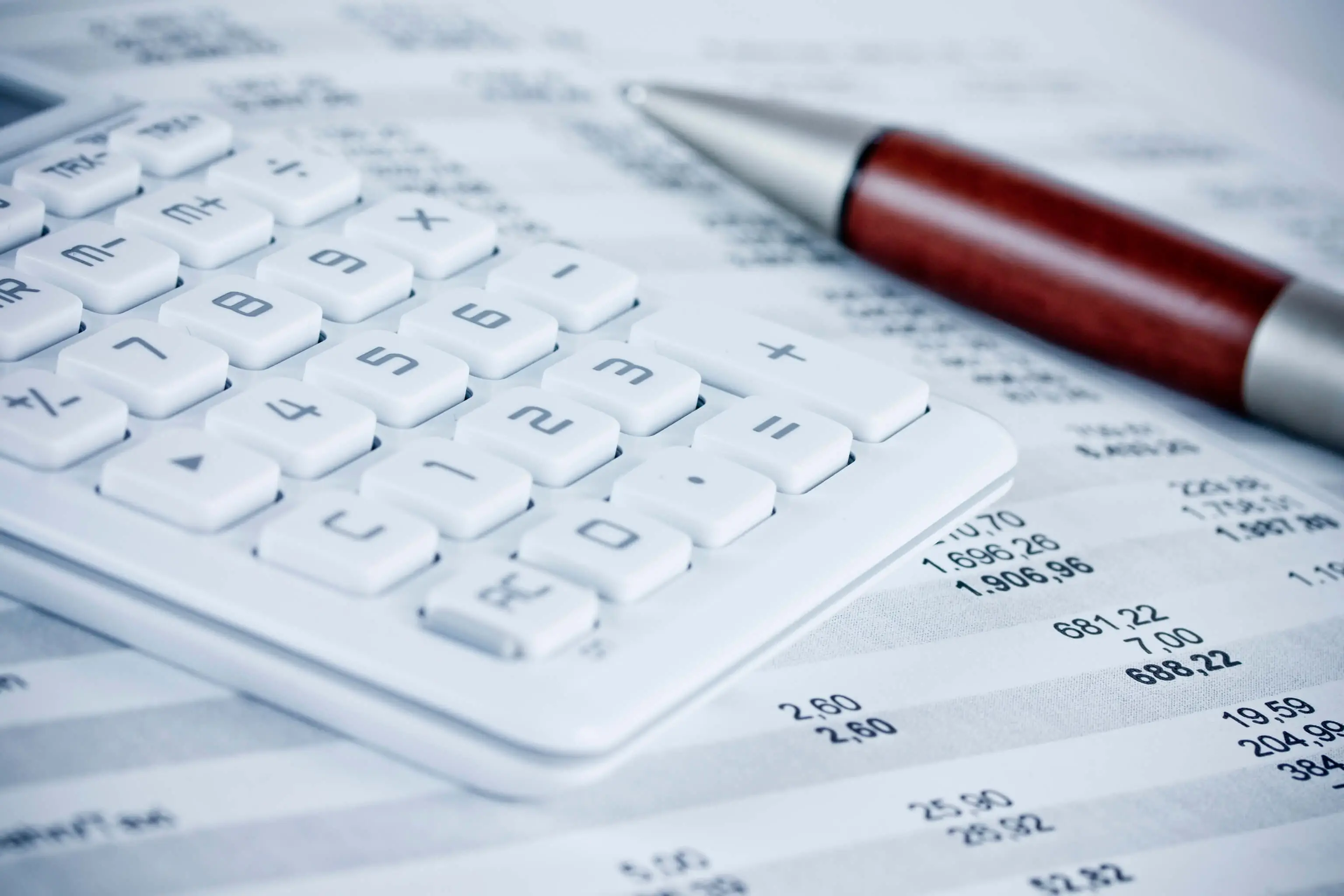 Imagen de mujer trabajando en laptop