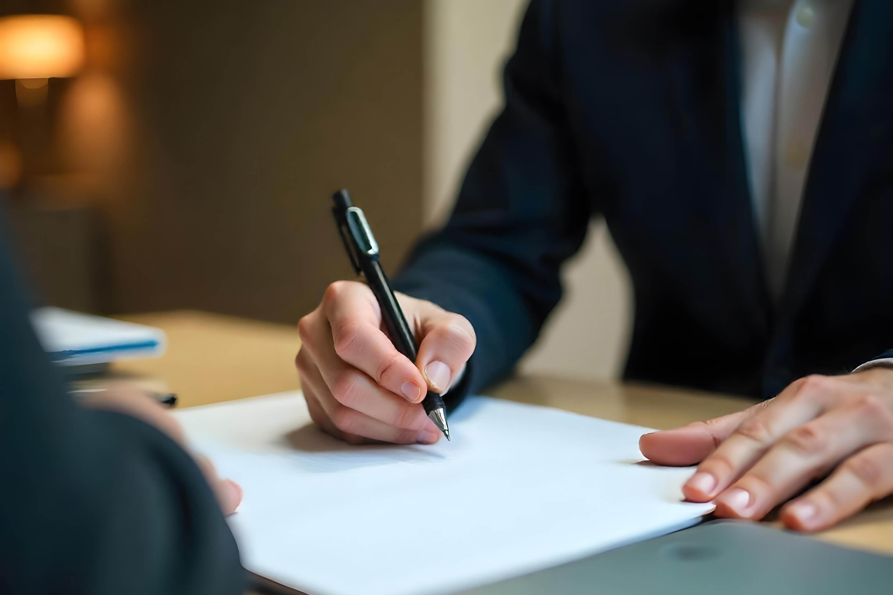 Hombre firmando papeles